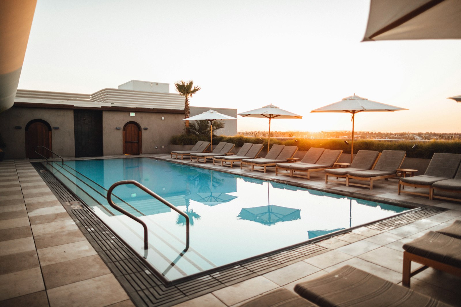 Piscina residencial de &aacute;gua cristalina constru&iacute;da pela AquaTech em Uberl&acirc;ndia