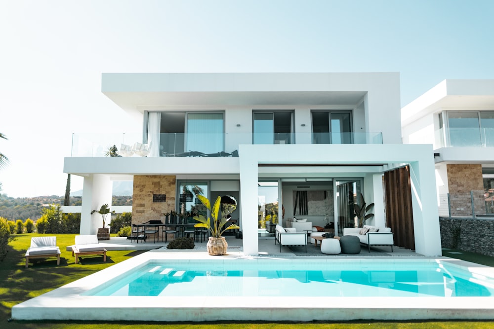 &Aacute;rea de lazer residencial com piscina projetada pela AquaTech